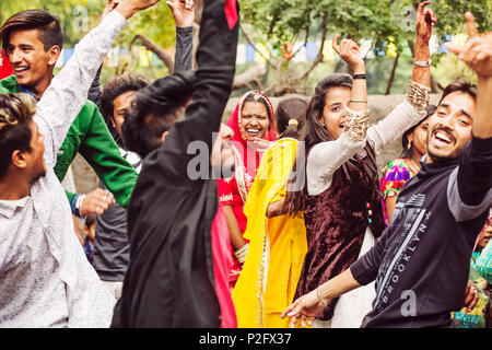 Udaipur, Rajasthan, Indien, 6. Februar 2018: junge Inder tanzen an der Hochzeit Stockfoto