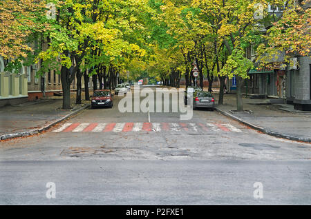 Dnipro, Ukraine - Oktober 06, 2013: Herbst Straße der Dnipro Stadt in warmen Wetter Stockfoto