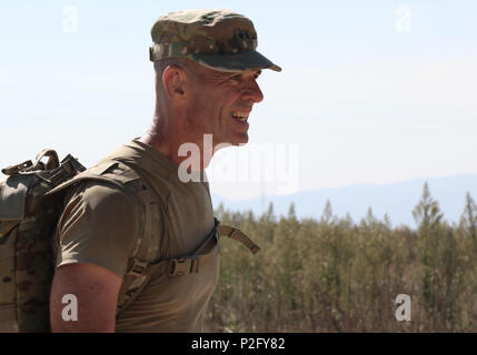 Generalmajor John Gronski, Stellvertretender Kommandierender General für Army National Guard, der U.S. Army Europe schließt die 28-Meile ruck März im März für die Gefallenen auf Camp Bondsteel, Kosovo, Sept. 24, 2016 statt. (U.S. Armee Foto: Staff Sgt. Thomas Duval, multinationalen Battle Group-East Public Affairs) Stockfoto