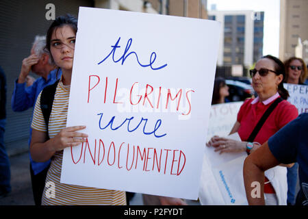 Philadelphia, Pennsylvania, USA. 14 Juni, 2018. Demonstranten an einer Kundgebung von Familien gehören zusammen organisiert, die sich gegen die Politik der Trumpf Verwaltung trennen Migrantenfamilien gegenüber der Stadt Einwanderungs- und Zollbehörden (ICE) Büros. Quelle: Michael Candelori/ZUMA Draht/Alamy leben Nachrichten Stockfoto