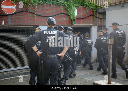 15 Juni 2018, Deutschland, Köln: Polizisten stehen vor der Wohnanlage Osloer Straße. 3 in Cologne-Chorweiler. Die Polizei ist auf der Suche am Freitag morgen durch mehrere geleert Apartments im Gebäude nach hoch giftigen Ricin wurde dort gefunden. Foto: Oliver Berg/dpa Stockfoto