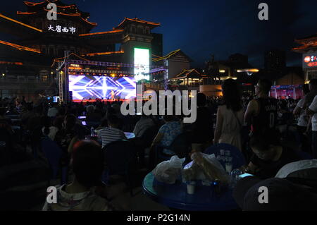 Juni 14, 2018 - Xi'An, Xi'an, China - Xi'an, China - 14. Juni 2018: Tausende von Fußballfans Watch World Cup an einem Platz in Xi'an, Provinz Shaanxi im Nordwesten Chinas, Juni 14th, 2018. Credit: SIPA Asien/ZUMA Draht/Alamy leben Nachrichten Stockfoto