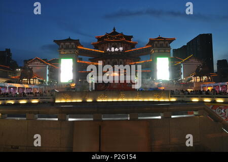 Juni 14, 2018 - Xi'An, Xi'an, China - Xi'an, China - 14. Juni 2018: Tausende von Fußballfans Watch World Cup an einem Platz in Xi'an, Provinz Shaanxi im Nordwesten Chinas, Juni 14th, 2018. Credit: SIPA Asien/ZUMA Draht/Alamy leben Nachrichten Stockfoto