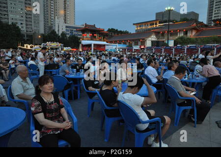 Juni 14, 2018 - Xi'An, Xi'an, China - Xi'an, China - 14. Juni 2018: Tausende von Fußballfans Watch World Cup an einem Platz in Xi'an, Provinz Shaanxi im Nordwesten Chinas, Juni 14th, 2018. Credit: SIPA Asien/ZUMA Draht/Alamy leben Nachrichten Stockfoto