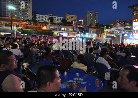 Juni 14, 2018 - Xi'An, Xi'an, China - Xi'an, China - 14. Juni 2018: Tausende von Fußballfans Watch World Cup an einem Platz in Xi'an, Provinz Shaanxi im Nordwesten Chinas, Juni 14th, 2018. Credit: SIPA Asien/ZUMA Draht/Alamy leben Nachrichten Stockfoto