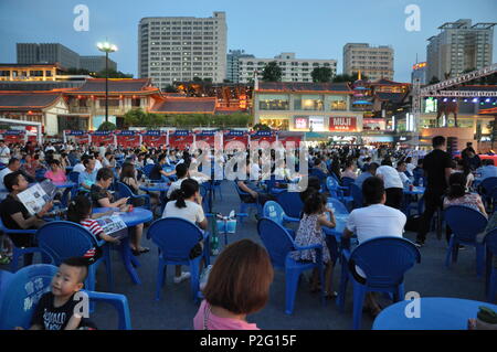 Juni 14, 2018 - Xi'An, Xi'an, China - Xi'an, China - 14. Juni 2018: Tausende von Fußballfans Watch World Cup an einem Platz in Xi'an, Provinz Shaanxi im Nordwesten Chinas, Juni 14th, 2018. Credit: SIPA Asien/ZUMA Draht/Alamy leben Nachrichten Stockfoto