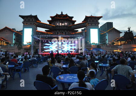 Juni 14, 2018 - Xi'An, Xi'an, China - Xi'an, China - 14. Juni 2018: Tausende von Fußballfans Watch World Cup an einem Platz in Xi'an, Provinz Shaanxi im Nordwesten Chinas, Juni 14th, 2018. Credit: SIPA Asien/ZUMA Draht/Alamy leben Nachrichten Stockfoto