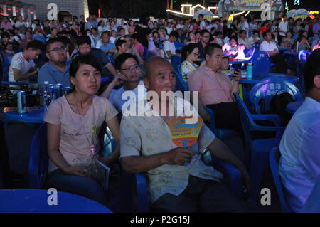 Juni 14, 2018 - Xi'An, Xi'an, China - Xi'an, China - 14. Juni 2018: Tausende von Fußballfans Watch World Cup an einem Platz in Xi'an, Provinz Shaanxi im Nordwesten Chinas, Juni 14th, 2018. Credit: SIPA Asien/ZUMA Draht/Alamy leben Nachrichten Stockfoto