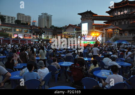 Juni 14, 2018 - Xi'An, Xi'an, China - Xi'an, China - 14. Juni 2018: Tausende von Fußballfans Watch World Cup an einem Platz in Xi'an, Provinz Shaanxi im Nordwesten Chinas, Juni 14th, 2018. Credit: SIPA Asien/ZUMA Draht/Alamy leben Nachrichten Stockfoto