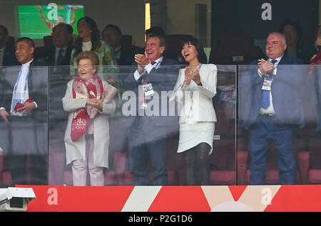 Russland - Saudi-Arabien, Fußball, Moskau, Juni 14, 2018 der ehemalige deutsche Bundeskanzler Gerhard Schröder mit seiner Frau so Yeon Kim, Russland - Saudi-arabien 5-0 FIFA WM 2018 Russland Eröffnungsspiel, Saison 2018/2019, 14. Juni 2018 Luzhniki Stadion in Moskau, Russland. © Peter Schatz/Alamy leben Nachrichten Stockfoto