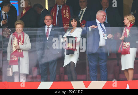 Russland - Saudi-Arabien, Fußball, Moskau, Juni 14, 2018 der ehemalige deutsche Bundeskanzler Gerhard Schröder mit seiner Frau so Yeon Kim, Russland - Saudi-arabien 5-0 FIFA WM 2018 Russland Eröffnungsspiel, Saison 2018/2019, 14. Juni 2018 Luzhniki Stadion in Moskau, Russland. © Peter Schatz/Alamy leben Nachrichten Stockfoto