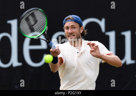 Stuttgart, Deutschland. 15 Juni, 2018. Lucas Pouille (FRA). GES/Tennis / ATP: MercedesCup, 15.06.2018 Tennis ATP: MercedesCup, Stuttgart, 15. Juni 2018 - | Verwendung der weltweiten Kredit: dpa/Alamy leben Nachrichten Stockfoto