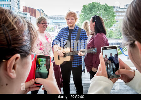 London, Großbritannien. 14. Juni 2018. Madame Tussauds Ed Sheeran waxwork Modell im Wembley Park Station für Foto- selfies mit Einheimischen einschließlich Polizisten zu enthüllen. Credit: Guy Corbishley/Alamy leben Nachrichten Stockfoto