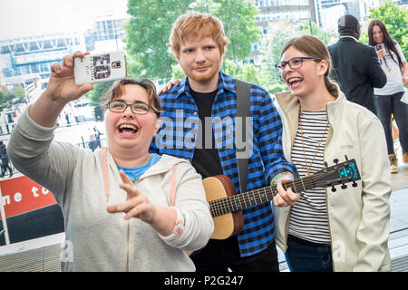 London, Großbritannien. 14. Juni 2018. Madame Tussauds Ed Sheeran waxwork Modell im Wembley Park Station für Foto- selfies mit Einheimischen einschließlich Polizisten zu enthüllen. Credit: Guy Corbishley/Alamy leben Nachrichten Stockfoto