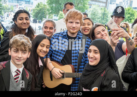 London, Großbritannien. 14. Juni 2018. Madame Tussauds Ed Sheeran waxwork Modell im Wembley Park Station für Foto- selfies mit Einheimischen einschließlich Polizisten zu enthüllen. Credit: Guy Corbishley/Alamy leben Nachrichten Stockfoto