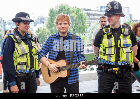 London, Großbritannien. 14. Juni 2018. Madame Tussauds Ed Sheeran waxwork Modell im Wembley Park Station für Foto- selfies mit Einheimischen einschließlich Polizisten zu enthüllen. Credit: Guy Corbishley/Alamy leben Nachrichten Stockfoto