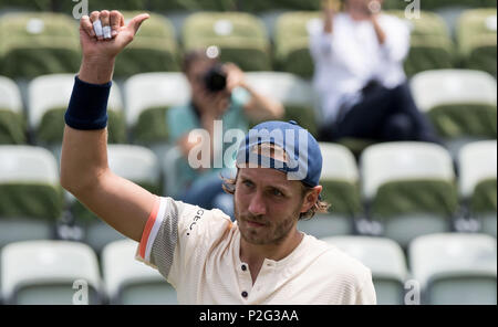 Stuttgart, Deutschland. 15 Juni, 2018. 15 Juni 2018, Deutschland, Stuttgart: Tennis: ATP Tour - Stuttgart, singles, Männer, Viertelfinale, Pouille (Frankreich) vs Istomin (Usbekistan). Lucas Pouille Abschied aus dem Publikum nach seinem Sieg. Credit: Marijan Murat/dpa/Alamy leben Nachrichten Stockfoto