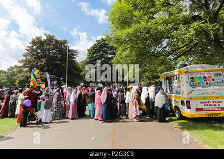 Eine Warteschlange für einen Ice Cream van an einem Park GROSSBRITANNIEN Stockfoto