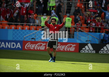 Jekaterinburg, Russland. 15 Juni, 2018. Ägyptens Mohamed Salah erkennt an, dass die Fans vor Beginn der FIFA WM 2018 Gruppe ein Fußballspiel zwischen Ägypten und Uruguay an der Arena in Jekaterinburg Jekaterinburg, Russland, 15. Juni 2018. Credit: Ahmed Ramadan/dpa/Alamy leben Nachrichten Stockfoto