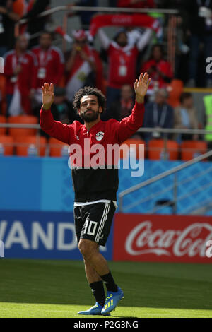 Jekaterinburg, Russland. 15 Juni, 2018. Ägyptens Mohamed Salah erkennt an, dass die Fans vor Beginn der FIFA WM 2018 Gruppe ein Fußballspiel zwischen Ägypten und Uruguay an der Arena in Jekaterinburg Jekaterinburg, Russland, 15. Juni 2018. Credit: Ahmed Ramadan/dpa/Alamy leben Nachrichten Stockfoto