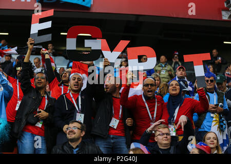 Jekaterinburg, Russland. 15 Juni, 2018. Ägyptische Fans jubeln an den Ständen während der FIFA WM 2018 Gruppe ein Fußballspiel zwischen Ägypten und Uruguay an der Arena in Jekaterinburg Jekaterinburg, Russland, 15. Juni 2018. Credit: Ahmed Ramadan/dpa/Alamy leben Nachrichten Stockfoto