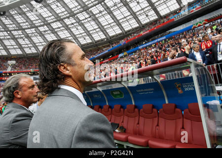 Moskau, Russland. 14. Juni 2018. Saudi-arabien Manager Juan Antonio Pizzi Uhren die speechers vor der 2018 FIFA World Cup Gruppe eine Übereinstimmung zwischen Russland und Saudi-arabien an Luzhniki Stadium am 14. Juni 2018 in Moskau, Russland. Credit: PHC Images/Alamy leben Nachrichten Stockfoto