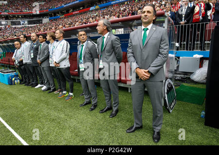 Moskau, Russland. 14. Juni 2018. Saudi-arabien Manager Juan Antonio Pizzi mit seiner Bank vor der 2018 FIFA World Cup Gruppe eine Übereinstimmung zwischen Russland und Saudi-arabien an Luzhniki Stadium am 14. Juni 2018 in Moskau, Russland. Credit: PHC Images/Alamy leben Nachrichten Stockfoto