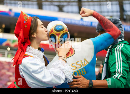 Moskau, Russland, Saudi Arabien, Fußball, Moskau, 14. Juni 2018 russischen Fans, Unterstützer, Zuschauer, club Fahnen, Feier. Russland - Saudi-arabien 5-0 FIFA WM 2018 Russland Eröffnungsspiel, Saison 2018/2019, 14. Juni 2018 Luzhniki Stadion in Moskau, Russland. © Peter Schatz/Alamy leben Nachrichten Stockfoto