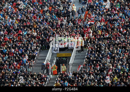 Jekaterinburg, Russland. 15 Juni, 2018. Ägypten Fans an den Ständen während der FIFA WM 2018 Gruppe ein Fußballspiel zwischen Ägypten und Uruguay an der Arena in Jekaterinburg Jekaterinburg, Russland, 15. Juni 2018. Credit: Ahmed Ramadan/dpa/Alamy leben Nachrichten Stockfoto