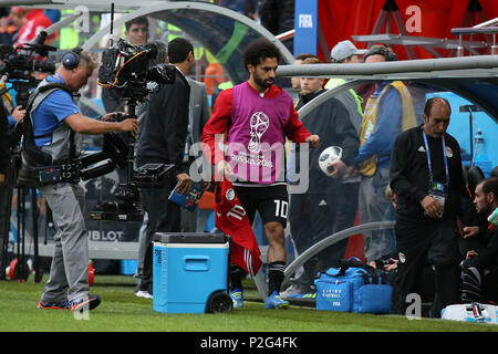 Jekaterinburg, Russland. 15 Juni, 2018. Ägyptens Mohamed Salah (C) befindet sich auf der touchline während der FIFA WM 2018 Gruppe ein Fußballspiel zwischen Ägypten und Uruguay an der Arena in Jekaterinburg Jekaterinburg, Russland, 15. Juni 2018 gesehen. Credit: Ahmed Ramadan/dpa/Alamy leben Nachrichten Stockfoto