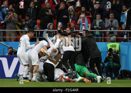 Jekaterinburg, Russland. 15 Juni, 2018. Uruguay Spieler feiern 1. Ziel Ihrer Seite während der FIFA WM 2018 Gruppe ein Fußballspiel zwischen Ägypten und Uruguay an der Arena in Jekaterinburg Jekaterinburg, Russland, 15. Juni 2018. Credit: Ahmed Ramadan/dpa/Alamy leben Nachrichten Stockfoto