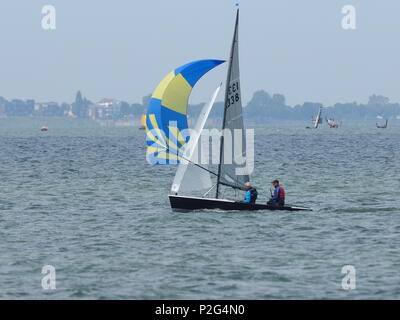 Sheerness, Kent, Großbritannien. 15 Juni, 2018. UK Wetter: einen hellen und sonnigen Nachmittag in Sheerness, Kent. Die Osprey Class Association an einem Tag der Ausbildung auf der Insel Sheppey Sailing Club. Die Osprey ist ein leistungsstarker Jolle für eine Besatzung von zwei. Credit: James Bell/Alamy leben Nachrichten Stockfoto