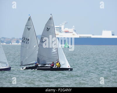 Sheerness, Kent, Großbritannien. 15 Juni, 2018. UK Wetter: einen hellen und sonnigen Nachmittag in Sheerness, Kent. Die Osprey Class Association an einem Tag der Ausbildung auf der Insel Sheppey Sailing Club. Die Osprey ist ein leistungsstarker Jolle für eine Besatzung von zwei. Credit: James Bell/Alamy leben Nachrichten Stockfoto