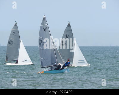 Sheerness, Kent, Großbritannien. 15 Juni, 2018. UK Wetter: einen hellen und sonnigen Nachmittag in Sheerness, Kent. Die Osprey Class Association an einem Tag der Ausbildung auf der Insel Sheppey Sailing Club. Die Osprey ist ein leistungsstarker Jolle für eine Besatzung von zwei. Credit: James Bell/Alamy leben Nachrichten Stockfoto