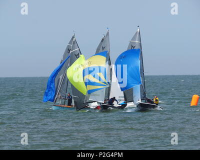 Sheerness, Kent, Großbritannien. 15 Juni, 2018. UK Wetter: einen hellen und sonnigen Nachmittag in Sheerness, Kent. Die Osprey Class Association an einem Tag der Ausbildung auf der Insel Sheppey Sailing Club. Die Osprey ist ein leistungsstarker Jolle für eine Besatzung von zwei. Credit: James Bell/Alamy leben Nachrichten Stockfoto