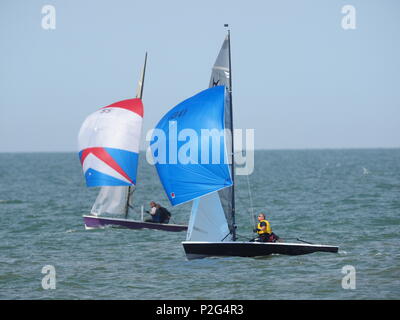 Sheerness, Kent, Großbritannien. 15 Juni, 2018. UK Wetter: einen hellen und sonnigen Nachmittag in Sheerness, Kent. Die Osprey Class Association an einem Tag der Ausbildung auf der Insel Sheppey Sailing Club. Die Osprey ist ein leistungsstarker Jolle für eine Besatzung von zwei. Credit: James Bell/Alamy leben Nachrichten Stockfoto