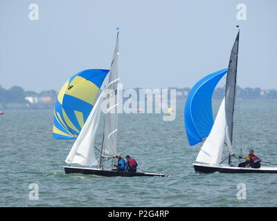 Sheerness, Kent, Großbritannien. 15 Juni, 2018. UK Wetter: einen hellen und sonnigen Nachmittag in Sheerness, Kent. Die Osprey Class Association an einem Tag der Ausbildung auf der Insel Sheppey Sailing Club. Die Osprey ist ein leistungsstarker Jolle für eine Besatzung von zwei. Credit: James Bell/Alamy leben Nachrichten Stockfoto