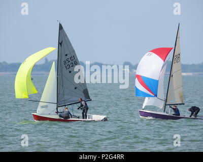 Sheerness, Kent, Großbritannien. 15 Juni, 2018. UK Wetter: einen hellen und sonnigen Nachmittag in Sheerness, Kent. Die Osprey Class Association an einem Tag der Ausbildung auf der Insel Sheppey Sailing Club. Die Osprey ist ein leistungsstarker Jolle für eine Besatzung von zwei. Credit: James Bell/Alamy leben Nachrichten Stockfoto