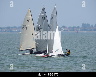 Sheerness, Kent, Großbritannien. 15 Juni, 2018. UK Wetter: einen hellen und sonnigen Nachmittag in Sheerness, Kent. Die Osprey Class Association an einem Tag der Ausbildung auf der Insel Sheppey Sailing Club. Die Osprey ist ein leistungsstarker Jolle für eine Besatzung von zwei. Credit: James Bell/Alamy leben Nachrichten Stockfoto