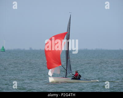 Sheerness, Kent, Großbritannien. 15 Juni, 2018. UK Wetter: einen hellen und sonnigen Nachmittag in Sheerness, Kent. Die Osprey Class Association an einem Tag der Ausbildung auf der Insel Sheppey Sailing Club. Die Osprey ist ein leistungsstarker Jolle für eine Besatzung von zwei. Credit: James Bell/Alamy leben Nachrichten Stockfoto