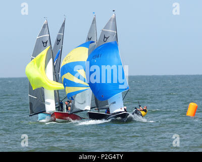 Sheerness, Kent, Großbritannien. 15 Juni, 2018. UK Wetter: einen hellen und sonnigen Nachmittag in Sheerness, Kent. Die Osprey Class Association an einem Tag der Ausbildung auf der Insel Sheppey Sailing Club. Die Osprey ist ein leistungsstarker Jolle für eine Besatzung von zwei. Credit: James Bell/Alamy leben Nachrichten Stockfoto