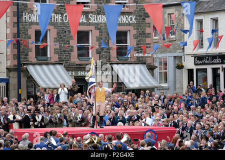 Selkirk, Großbritannien. 15 Jun, 2018. Selkirk gemeinsamen Reiten - Casting der Farben Royal Burgh Standartenträger Peter Forrest Casting der Royal Burgh Flagge am Ende des Morgens" Reiten der Marken". Der spektakuläre Höhepunkt am Morgen Veranstaltungen ist von Geschichte durchdrungen, dating aus der Schlacht von Flodden in 1513, erinnert sich an die Geschichte von Flodden, wenn Selkirk 80 Männer geschickt in die Schlacht mit den schottischen König. Ein Mann zurück, mit Blut befleckt Englische Flagge (Foto von Rob Grau/Freiberufler): Rob Grau/Alamy leben Nachrichten Stockfoto