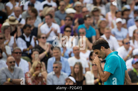 Stuttgart, Deutschland. 15 Juni, 2018. 15 Juni 2018, Deutschland, Stuttgart: Tennis, ATP-Tour, singles für Männer, Viertelfinale. Der Schweizer Roger Federer reagiert. Credit: Marijan Murat/dpa/Alamy leben Nachrichten Stockfoto