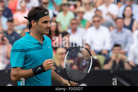 Stuttgart, Deutschland. 15 Juni, 2018. 15 Juni 2018, Deutschland, Stuttgart: Tennis, ATP-Tour, singles für Männer, Viertelfinale. Der Schweizer Roger Federer feiert Sieg gegen Argentinien Pella. Credit: Marijan Murat/dpa/Alamy leben Nachrichten Stockfoto