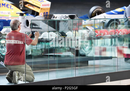 15 Juni 2018, Deutschland, Köln: Michael Schumachers ehemaliger Formel 1 Caps sind im Ausstellungsraum 'Michael Schumacher Private Collection" am Auto Ausstellung 'Motorworld'. Foto: Henning Kaiser/dpa Stockfoto