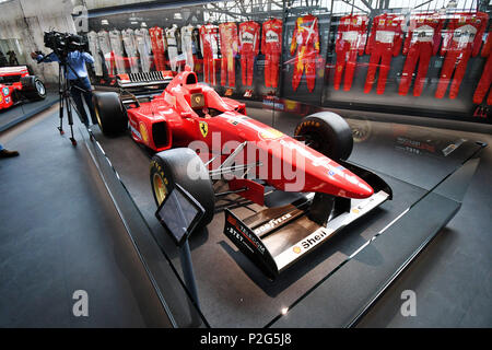 15 Juni 2018, Deutschland, Köln: Michael Schumachers ehemaliger Formel 1 Rennwagen und Overalls sind im Ausstellungsraum 'Michael Schumacher Private Collection" am Auto Ausstellung 'Motorworld'. Foto: Henning Kaiser/dpa Stockfoto