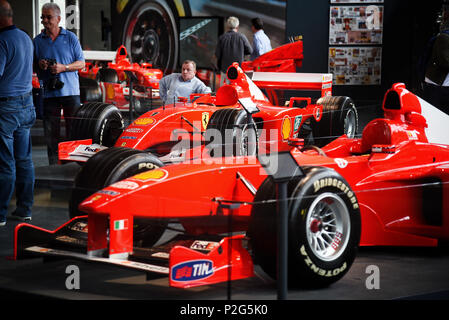 15 Juni 2018, Deutschland, Köln: Michael Schumachers Formel-1-Autos sind auf dem Display im Showroom 'Michael Schumacher Private Collection" am Auto Ausstellung 'Motorworld'. Foto: Henning Kaiser/dpa Stockfoto