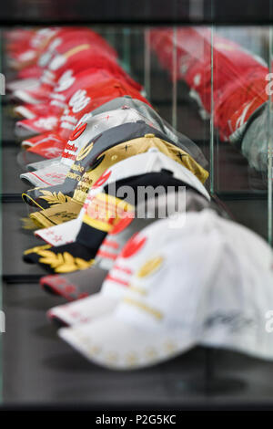 15 Juni 2018, Deutschland, Köln: Michael Schumachers ehemaliger Formel 1 Caps sind im Ausstellungsraum 'Michael Schumacher Private Collection" am Auto Ausstellung 'Motorworld'. Foto: Henning Kaiser/dpa Stockfoto