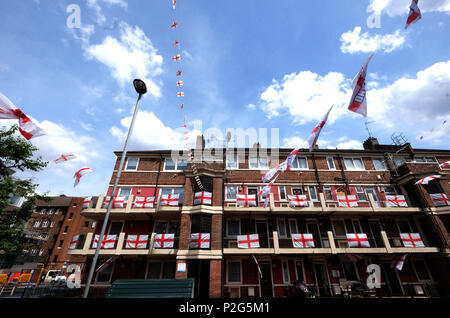 Bermondsey, UK. 15 Jun, 2018. Die Bewohner der Kirby Immobilien in Bermondsey fliegen ihre Flaggen für die Wm. Vor allem England Fahnen sind mit einem Kolumbianischen, Polnisch, Portugiesisch und Französisch Flagge auf dieser freundlich Immobilien im Süden Londons Credit: Rachel Megawhat/Alamy Leben Nachrichten unterbrochen Stockfoto