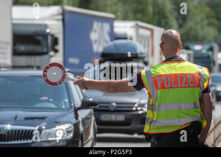 15 Juni 2018, Deutschland, Pocking: ein deutscher Polizist steht an einem Kontrollpunkt auf der Autobahn A3 an der deutsch-österreichischen Grenze. Foto: Armin Weigel/dpa Stockfoto